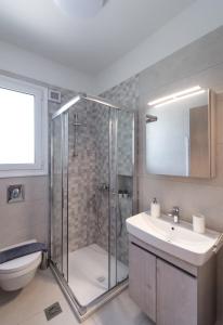 雷夫卡达镇Memoria Apartments by Imagine Lefkada的带淋浴、盥洗盆和卫生间的浴室
