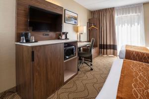 北湾Comfort Inn Lakeshore的酒店客房配有一张床和一张书桌及一台电视