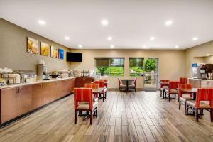 罗阿诺罗阿诺克机场凯富酒店的一间带红色椅子的用餐室和一间厨房