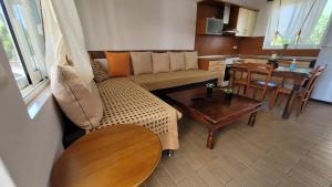 科库宁Athanasia's appartment at Rafaella Resort的客厅配有沙发和桌子