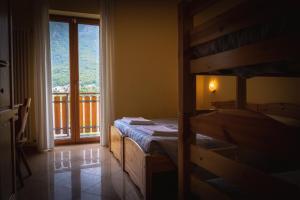 GordonaAgriturismo la campagnola的一间卧室设有一张床和一个阳台的窗户。