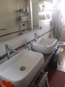 里沃利Casa Zen by Mary的浴室设有白色水槽和镜子