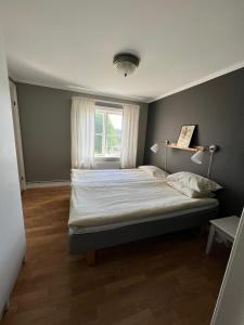 诺拉Nyhyttans Kurort的一间卧室设有一张大床和窗户