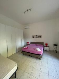 玛丽娜迪曼卡维萨Casa Clea的卧室配有粉红色的床。