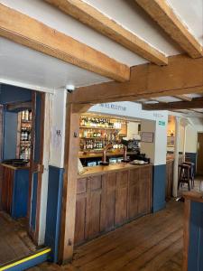 戈灵曼斯菲尔德的磨坊主酒店的酒吧内拥有木地板和木梁