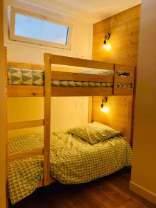 Appartement T4 8 couchages spacieux et cosy au pied des pistes客房内的一张或多张双层床