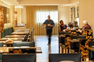 巴塞罗那卡利多尼安酒店的一个人在带桌子的饭厅里散步