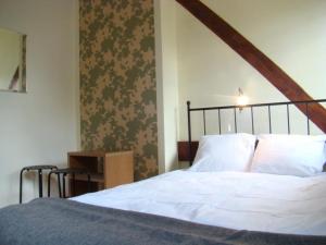 弗罗茨瓦夫Hostel BAZA 15的一间卧室配有一张白色的木架床