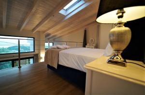 帕尔加Moonlight Suites的一间卧室配有一张床和一张桌子上的台灯