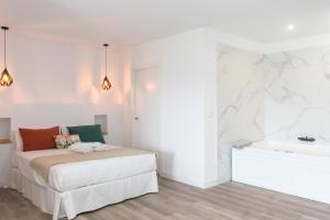 穆希亚Hospedium Apartamentos Galitrips A Casa Da Reina的白色卧室设有床铺和水槽