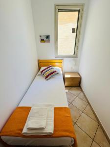拉古萨码头Emilio's的一个小房间的小床,设有窗户