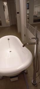 托雷圣乔万尼乌Le Due Palme House的浴室设有白色水槽和镜子