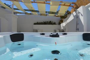 奥斯图尼21mq Suite Homes Ostuni的天花板客房内的热水浴池