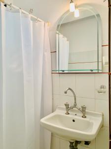 爱琴娜岛Costas Rooms的一间带水槽和镜子的浴室