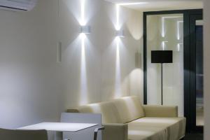 卡拉达沃IROCO HOSTAL的客厅配有沙发和墙上的灯