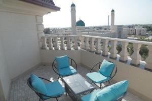 Termez Palace Hotel & Spa的阳台或露台