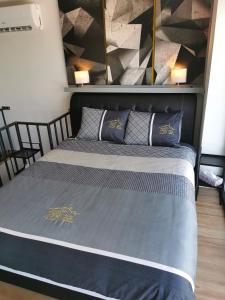 佩奇Villa46的一间卧室配有一张大床和两个枕头