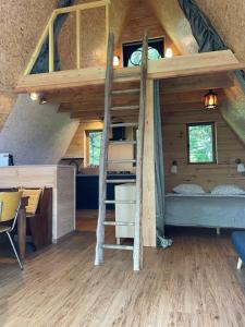 Malleret-BoussacDomaine Le Rianon的小屋内的一张高架床