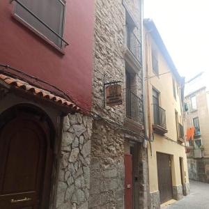 图德拉Horno de la Higuera Alojamiento的一条有两栋建筑和一座红色建筑的小巷
