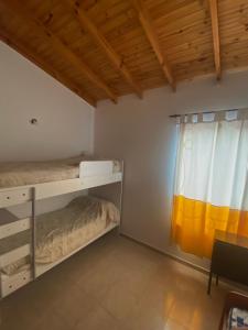 普拉亚欧尼恩Leams的一间卧室设有两张双层床和一扇窗户。