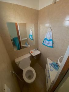 普拉亚欧尼恩Leams的一间带卫生间和水槽的小浴室