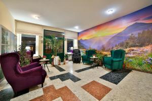 拉布卡Hotel Wiosna的大堂设有椅子和墙上的绘画作品