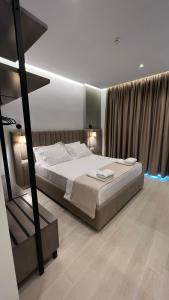 卡萨米尔NERIUM Hotel的一间卧室设有一张大床和一个大窗户