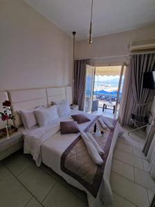 尼亚埃普伊达夫罗斯marilena的一间卧室设有一张大床,享有海景