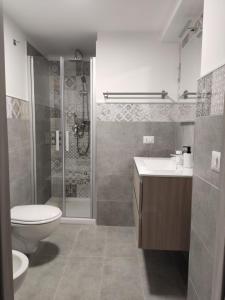 皮斯蒂奇Il Vicoletto的浴室配有卫生间水槽和淋浴。