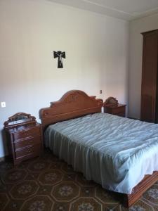 布里亚蒂科Casa Garri' Sciconi di Briatico的一间卧室配有一张大床和一个梳妆台