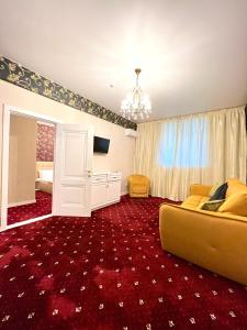 尼古拉耶夫Sergeev Hotel的客厅配有黄色沙发和红地毯