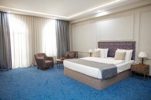 Grand Hotel Baku Central Park客房内的一张或多张床位