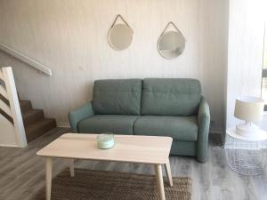 Appartement Duplex Perros Guirec 4 pièces 8 personnes的休息区