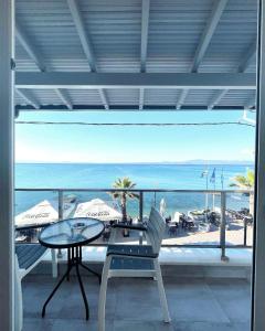 佩科霍里Myrto Rooms的一个带桌椅的海景阳台