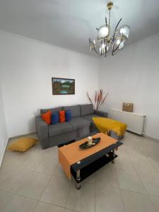 卡尔利拉基Ioannis (Family House)的客厅配有沙发和桌子