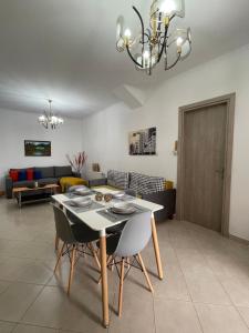 卡尔利拉基Ioannis (Family House)的客厅配有桌子和沙发