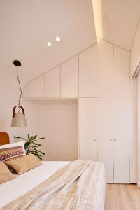 法鲁Bougainvillea 33 by My Cozy Home的卧室配有白色橱柜和1张床。
