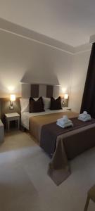 切萨雷奥港B&B Aquavia的酒店客房设有两张床和两盏灯。