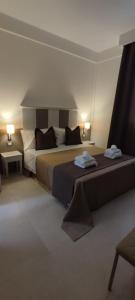 切萨雷奥港B&B Aquavia的一间卧室配有一张大床和两张桌子