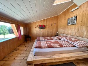 Lengwil沙曼酒店的木墙客房的两张床