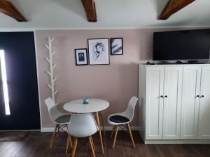 Uherce Mineralne (7)Apartament na górce的一间带桌椅和电视的用餐室