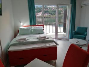 维舍格勒Vila Leolaz的一间卧室设有一张床和一个大窗户