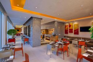 钦奈ibis Chennai Sipcot - An Accor Brand的餐厅内带桌椅的用餐室