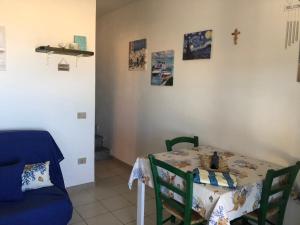 托雷戴科尔萨里Aria Dorata的一间设有桌子和墙壁十字架的用餐室