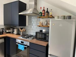 加拉希尔斯Renovated apartment, Galashiels A7的一间带炉灶的厨房 冰箱旁的顶级烤箱