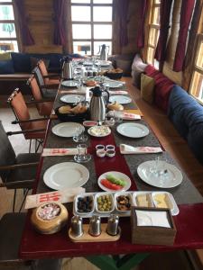 ÇaykaraSultanmurat Bungalow的一张长桌,上面放着食物板