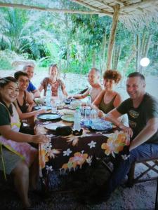 Ban KraisonWassana Camp & Khai Jungle Experience Centour的一群人坐在桌子旁