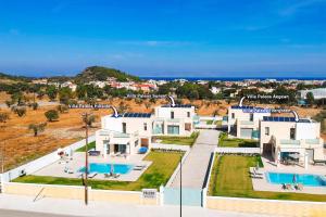 伊利索斯Villa Paleos Aegean by Villa Plus的享有带游泳池的别墅的空中景致