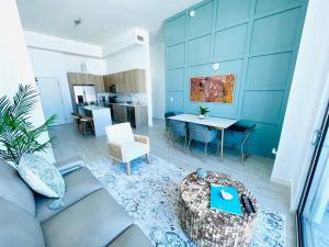 Sleek 2BD 2BA Condo In Miami Design District的休息区