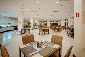 科斯塔萨乌佩Sauipe Resorts Ala Terra - All Inclusive的餐厅内带桌椅的用餐室